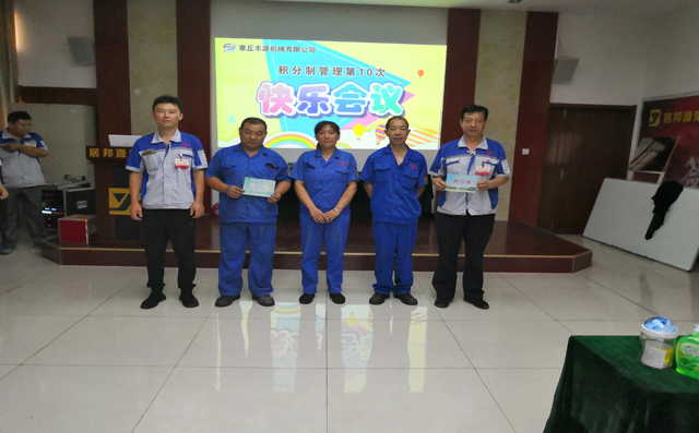 公司為員工們頒發車輛通行證。 公司為員工們頒(bān)發車輛通(tōng)行證。