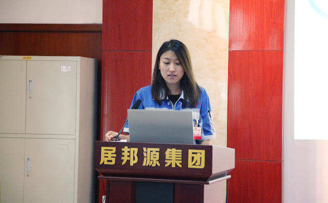 營銷部總監盧玉麗對公司上(shàng)半年工作進行總結分析經驗教訓、對(duì)下半年落實(shí)發展戰(zhàn)略的具體目標進(jìn)行匯總。 營銷部總(zǒng)監盧玉(yù)麗對公司上半年工作進行總結分析經驗教訓、對(duì)下半年落實發展戰略的具體目標進行匯總。