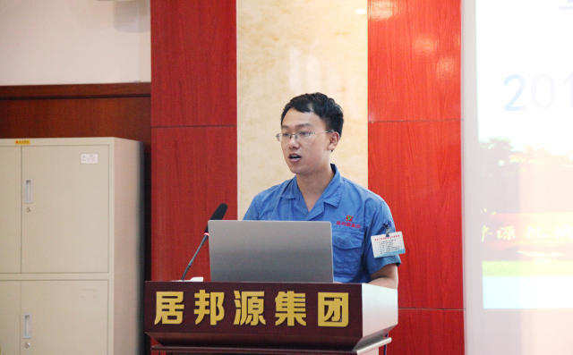 生產一線員工代表李宗萌表(biǎo)示(shì)作為一(yī)名生產員工要(yào)不斷(duàn)發揚主人翁精神,要幹一行,愛一行,鑽(zuàn)一行,精一行,專業裏麵當狀元(yuán)。 生(shēng)產一線員工代表(biǎo)李宗(zōng)萌(méng)表示作為一名(míng)生產員工要不斷發(fā)揚主(zhǔ)人(rén)翁精神,要幹一行,愛一行(háng),鑽一行,精一行(háng),專業裏麵當狀元(yuán)。