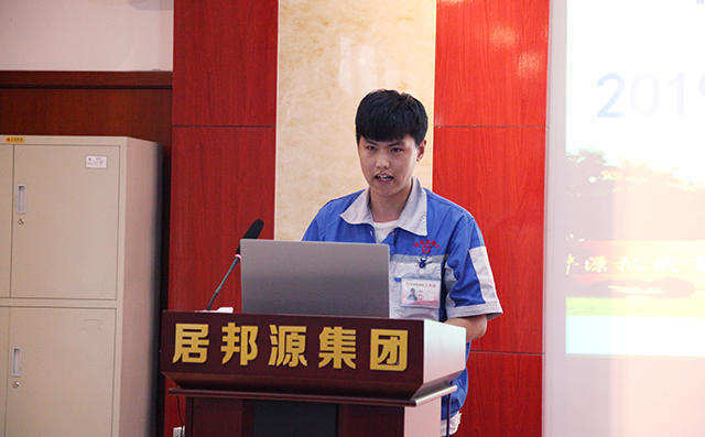新員工代表張宗明對公司製度工作方(fāng)式、公司發(fā)展前景以及日(rì)後個人發展作簡要規劃(huá)匯報。 新員工代表張宗明對公司製度工作方式、公司發展前景以及日後個人發展作簡要規劃匯報。