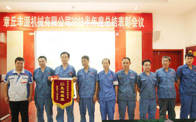 公(gōng)司對做出突出貢獻的人員頒獎,為獲得5S先進班組員(yuán)工頒發(fā)錦旗及獎勵紅包200元。 公司對做出突出貢獻的人員頒獎(jiǎng),為(wéi)獲得5S先(xiān)進班組員工頒(bān)發錦旗及(jí)獎勵紅包200元。