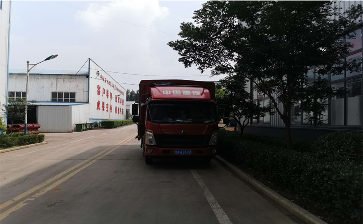等待發(fā)貨的貨車 等待發貨的貨車