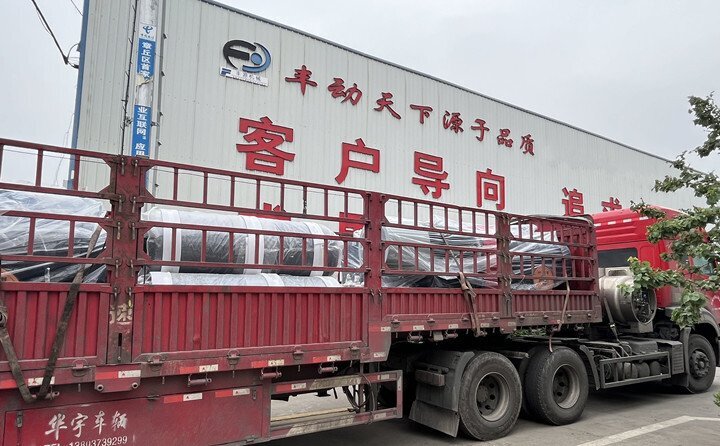 負責發貨的同事核實好產品名稱、規格和數量,進(jìn)行了(le)嚴格把關,與貨運公司核對好物流信息。大(dà)家通力協作,有條不(bú)絮地將風機穩穩(wěn)地(dì)裝在大貨車(chē)上,確保運(yùn)輸過程(chéng)中貨物穩定安全(quán)。 負責發貨(huò)的同事核實(shí)好產品名(míng)稱、規格(gé)和數量,進行了嚴格把關,與貨運公司核對好物流信息。大家通力協作,有條不絮地將風機穩穩地(dì)裝在大貨(huò)車上,確保運輸過程中貨物穩定(dìng)安全。