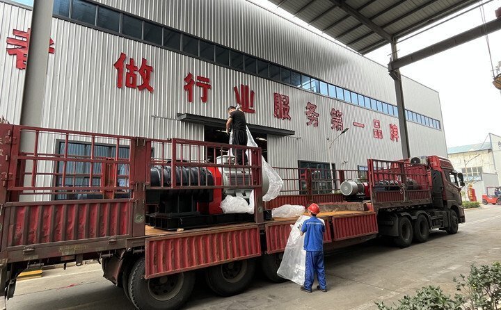 負責發貨的同事核實好產品名稱、規格(gé)和數量,進行(háng)了嚴格把關,與貨運公司(sī)核對好物流信息。大家通(tōng)力協作,有條不絮地將(jiāng)風(fēng)機穩穩地裝在大貨車上,確保運輸過程中貨物穩定安全。 負責發貨的同事核實好產品名稱、規格和數量,進行了嚴格把關,與貨運(yùn)公司核對好(hǎo)物流信息。大家(jiā)通力協作(zuò),有條不(bú)絮(xù)地將風機(jī)穩(wěn)穩地裝在大貨車上,確保運輸過程中貨物穩定安全。