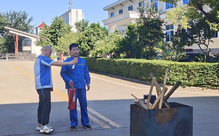 首先消防安全員對消(xiāo)防器材如何使用進行細致講解,並(bìng)現場演示。 首先消防安(ān)全員對消防器(qì)材(cái)如何使用進行細致講解,並現場(chǎng)演示。