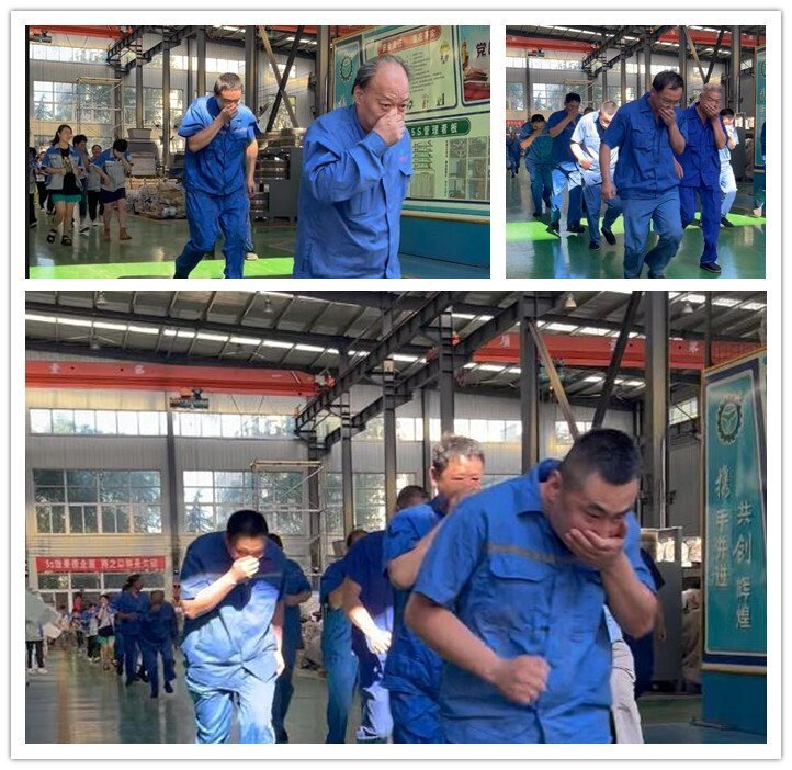 進行(háng)消防(fáng)應(yīng)急疏散演練(liàn)。 進行消防應急疏散演練。