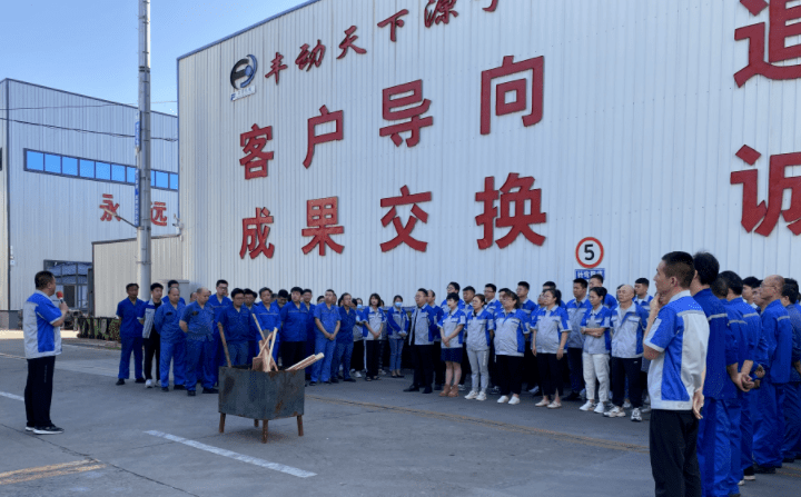 6月30日上午,章丘香蕉影视機械有限公司組織(zhī)開展了一次全麵的衛生大掃(sǎo)除綠化活動。 6月30日上(shàng)午,章丘香蕉影视機(jī)械有限(xiàn)公司組織開展了一(yī)次全麵的衛生大掃除綠化活(huó)動。