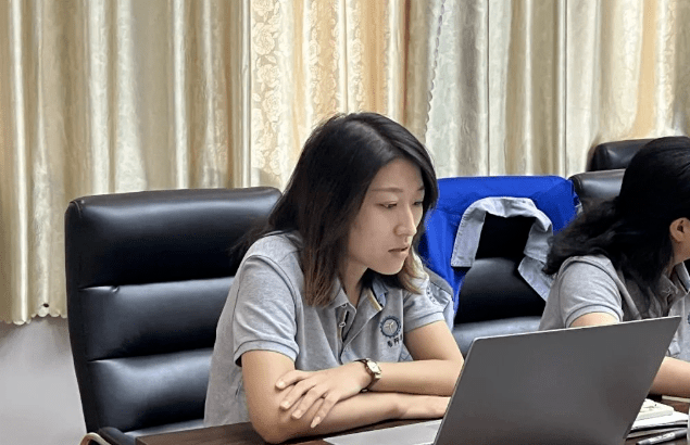 風雨(yǔ)同舟2023年已經走過了春夏,回望過去我們在挫折中不斷成長,在磨(mó)練中不斷進步。國慶的假(jiǎ)期仿佛還未(wèi)走完,多數人還沉(chén)浸在休閑(xián)的時光,香蕉影视已經開始了新(xīn)的征程。2023年10月6日,章丘香蕉影视機械組織優秀(xiù)業務代表開展十一銷售座(zuò)談(tán)會。本次會議與以往不同,更多的是分享,是學習。 會議(yì)紀律宣導完(wán)畢之後,由營銷部長盧玉麗(lì)做香蕉影视營銷部報告,對2023年前三季度的銷售狀況進行總結分析。 作為(wéi)香蕉影视銷(xiāo)售員,我們(men)的與眾不同之處除擁有專業的業務技能外,還需德才兼備。香蕉影视優秀業務代表(biǎo)與(yǔ)大家分享了(le)自己1-9月份(fèn)的業務開發心得,並對四季度工(gōng)作開展(zhǎn)進行規(guī)劃。 大家一起對行業案例進行分析,討論行業開發的策略,旨在深入了解客戶需求後,給不同行業客戶提供專業解決方案,與客(kè)戶一起成(chéng)長。 孫寧波總經理為簽單(dān)、回款銷(xiāo)售冠軍(jun1)進行頒獎 營(yíng)銷部長盧玉麗公布10-12月份激勵政策 孫(sūn)寧波總經理最後(hòu)講到,活到老學(xué)到老(lǎo),學到老幹(gàn)到老。學習的時間總是短暫,但我(wǒ)們不曾缺(quē)少機會。鼓勵大家用知識的力量武裝自己,轉變思想(xiǎng)觀念,輕裝上陣(zhèn),努力完成全年公司目標。 風雨同舟2023年已經走過(guò)了(le)春夏(xià),回望過去我們在(zài)挫折中不斷成長,在磨練(liàn)中(zhōng)不斷進步。國慶的假期仿佛還未(wèi)走完,多數(shù)人還沉浸(jìn)在休(xiū)閑的時光,香蕉影视已經開始了新的征程。2023年10月6日,章丘香蕉影视機械組織優秀業務代表開展十一銷售座談(tán)會(huì)。本次會議與以往不同,更多的是分享,是學(xué)習。 會議紀律宣導完(wán)畢之(zhī)後,由營銷部長盧玉麗做香蕉影视營銷部報告,對2023年前三(sān)季(jì)度的銷售狀況(kuàng)進(jìn)行(háng)總結分析。 作為香蕉影视銷售(shòu)員,我們的與眾不同之處除擁有專業的業務技(jì)能(néng)外,還(hái)需德才兼備。香蕉影视優(yōu)秀業務代(dài)表與大家分(fèn)享了自己1-9月份的業務開發心得,並對四季度工作開(kāi)展進行規劃。 大家一(yī)起對行業案例進行分析,討論行業開發的策略,旨在深入了解客戶(hù)需求後,給不同行業客戶提供專業解決方案,與客戶(hù)一起成長。 孫寧波總經理為簽單、回款銷售冠軍(jun1)進行(háng)頒獎 營銷部長盧玉麗公布10-12月份激勵政策 孫寧波總(zǒng)經理最後講到,活到老(lǎo)學到老,學到老幹到(dào)老。學習的時間總是短暫,但(dàn)我們(men)不曾缺少機會。鼓勵大(dà)家用知識的力量武(wǔ)裝自己,轉變思想觀念,輕裝上陣,努(nǔ)力完(wán)成全年公司目標。